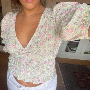 Blommig söt tröja!!  - Så gullig blommig tröja från ASOS! Storlek M men passar perfekt på en S också 🫶🏼 skriv i chatten för att köpa!! 