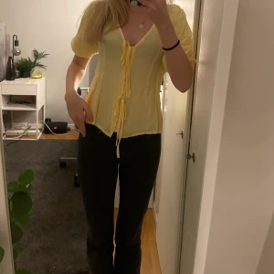 Gul blus - Gul blus från Chiquelle aldrig använd och har fortfarande prislappen kvar. Finns alltså inga defekter. Den är lite små genomskinlig så det är bra att tänka på. I fin mysig gul färg. 