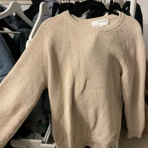 Tröja - Tjena, säljer min Selected Home sweatshirt. Nästan aldig använd, ser ut som ny. Nypris 600kr, mitt pris 299. Strl Xl men passar mig som har M/L.