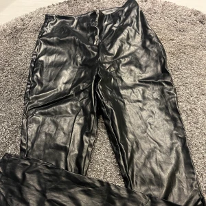 Skinn byxor - Riktigt fina skinn byxor som sitter perfekt på!!