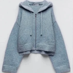 Zara Tröja - Säljer denna tröja som är använd endast 2 gånger💓 nyskick  Nypris 359kr 