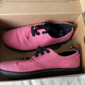 Dr Martens Airwair  - Aldgate i färgen Acid Pink  Bra skick och bekväma!! Snygga att matcha till en svart klänning eller vanliga jeans :). Storlek 38.  Säljer pga att jag har så mycket skor att jag inte hinner använda de :( 