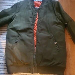 Bombarjacka - Använt mycket men i fint skick stor i storkek passar nog M också 