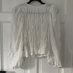 Söt blus  - Jätte fin blus från ma mango. Saknar knapp i ryggen men inget som stör. 