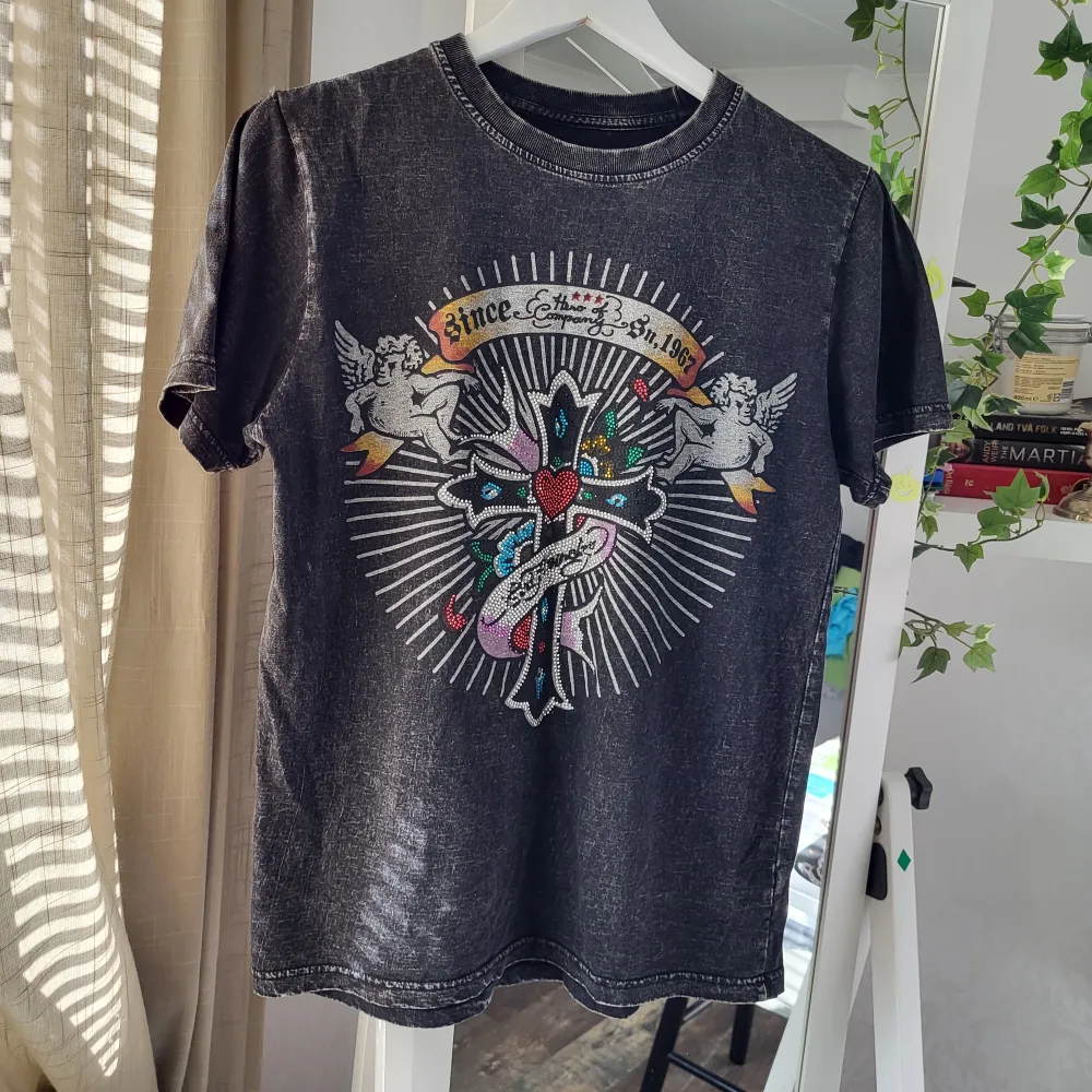 Supercool tröja från Shiroi Neko! Äkta och felfri utom att 40% strass saknas <3   Vill bli av med den! Säljer snabbt och billigt . T-shirts.