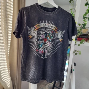 Strass tröja - Supercool tröja från Shiroi Neko! Äkta och felfri utom att 40% strass saknas <3   Vill bli av med den! Säljer snabbt och billigt 