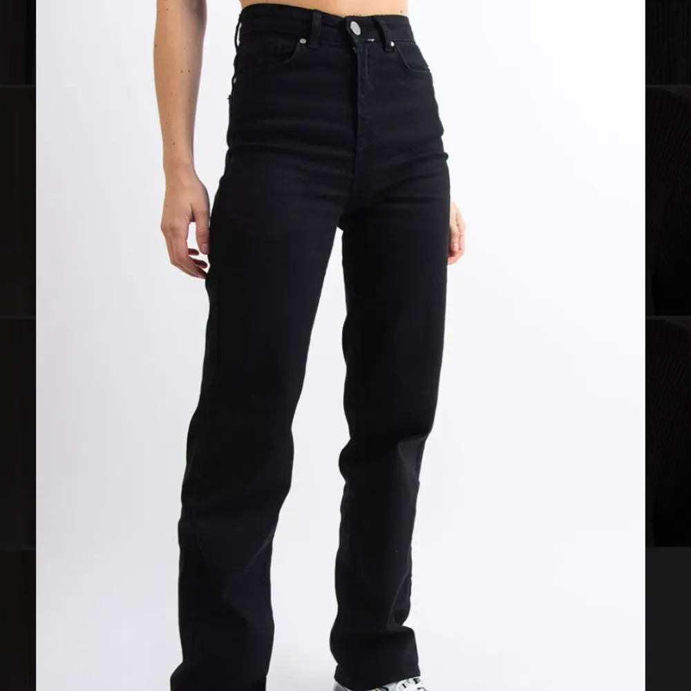 Säljer svarta Madlady ”Högmidjade Vida Jeans- Rory” då dem blivit för små för mig. Ordinarie pris: 599kr. Jeans & Byxor.