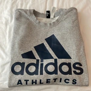 Adidas  - Använd 3/4 gånger, stl L sitter som en M