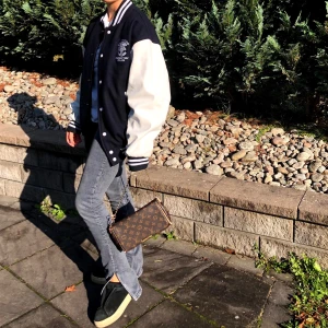 Baseball jacka - Säljer min älskade baseball jacka från Broadway and Sons! Den kommer tyvärr inte till användning hos mig lägre 🫶🏽 (ser svart ut men är mörkblå).  Den är vintage och köpt för ca 1000kr 🙏🏼💚 Storlek XL och sitter oversized på mig som vanligtvis är en S. 