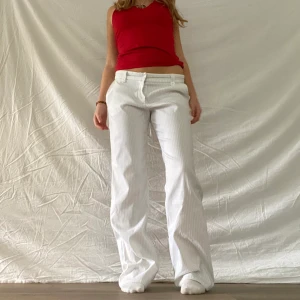 Lågmidjade vita kostymbyxor  - Vit randiga lågmidjade kostymbyxor! Så snygga men lite långa för mig! Midjemått: 80 cm innebenslängd: 80 cm🥰