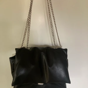 Svart väska  - Superfin väska från hm. Skriv vid intresse, för fler bilder