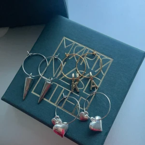 Örhängen  - Säljer dessa örhängen inte använda Skiv för fler fårgor eller bidler❤️❤️