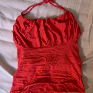 Topp - Söt sommrig topp! Typ oanvänd    Ps säljer ut massa plagg billigt som fan, köper du 5 eller fler får du 15 %