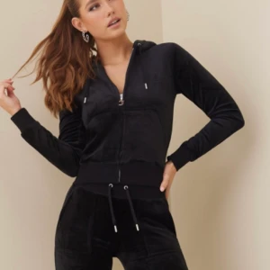 Juicy couture Hoodid  - Säljer min juicy couture hoodie storlek M då jag har en annan! Använd Max 5 gånger så mycket fint skick, ingen fläck eller skada på den. Passar mig som vanligtvis har storlek S på kläder! Super skön och mjuk😊 Egen bild kan tas om så önskas! Köpt på Nelly