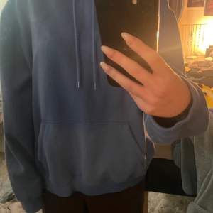 Jätte fin blå hoodie med luva, kommer inte till någon användning för tillfället, lite oversized 