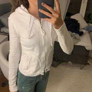 Säljer en jötte fin vit kofta - Säljer en zipp hoodie som är en gammal model från bikbok köpte här på blick den har ett coolt tryck på tygen och tyvärr ett litet håll som nöstan inte syns