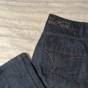 jeans i fint skick med snygga detaljer! storlek 40 men passar 38 och 36 (som mig) om man vill ha en lite mer loose fit :)