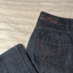 Jeans - jeans i fint skick med snygga detaljer! storlek 40 men passar 38 och 36 (som mig) om man vill ha en lite mer loose fit :)