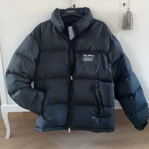 Arigato jacka - Hej, säljer min arigato vinterjacka då jag köpt en ny. Är i nyskick eftersom den har används fåtal gånger. Kontakta vid intresse eller vid fler bilder.