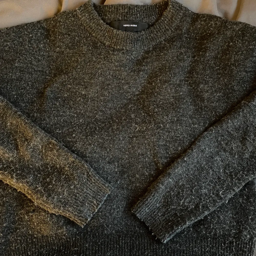 Säljer denna jättefina stickade tröjan från Vero Moda då jag inte använder den längre💕Fint skick förutom att den är lite nopprig. Köpte den för ca 250kr och säljer den för 150kr💞 storlek XS, kontakta för fler frågor💕 tryck inte på köp nu. Stickat.
