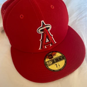 New era keps  - Säljer min new era keps som jag köpte för nått år sen och använda typ 5 gånger. Skriv för ler frågor