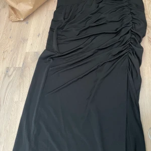 Kjol med slits - En superfin kjol med slits från nakd, en aning genomskinlig men har använt den med en underkjol och då har det fungerat super! Superskön men en fin slits på benet, ordinarie 299kr