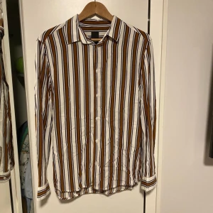 H&M Slim Fit Shirt 👔  - H&M Slim Fit Shirt 👔   Storlek: M