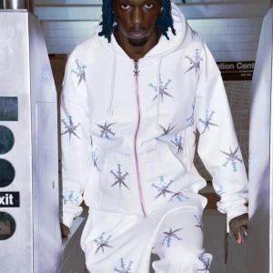 UNKNOWN LONDON RHINESTONE SET - Ett ascoolt rhinestone mjukis-set från unknown london. Säljer för jag inte använder det. HAR ENDAST PRÖVATS taggar kvar. Hoodien är i L Byxorna M Jag är 174 byxorna är bra hoodien är oversized. 