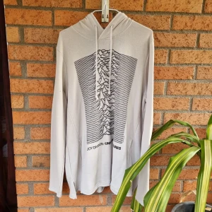 H&M HOODIE - Joy division Band hoodie från H&M i tunt och skönt material som är lite mer loose fit!  