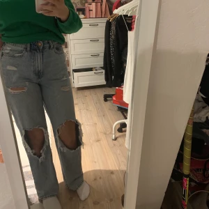 Denim jeans  - Fina blåa jeans, ganska säker från h&m och i stl 38, säljer pga att dom inte kommer till användning längre❤️