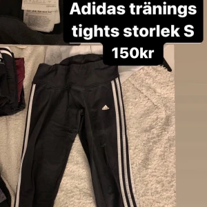 Addidas byxor  - Hej! Säljer mina svarta addidas tränings tajts  Använda ett fåtal gånger Nyskick Hör av er vid frågor  (Kan posta men köparen står för frakten) köppte de för 399 