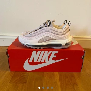 Nike WMNS AIR MAX 97 - PALE PINK/PALE PINK-VIOLET ASH   Storlek 36 Originalkartong (lite trasig i ena hörnet)  Skorna är endast använda 1 gång inomhus, inga tecken på att dom är använda förutom liten missfärgning under sulan.  Pris kan diskuteras ☺️