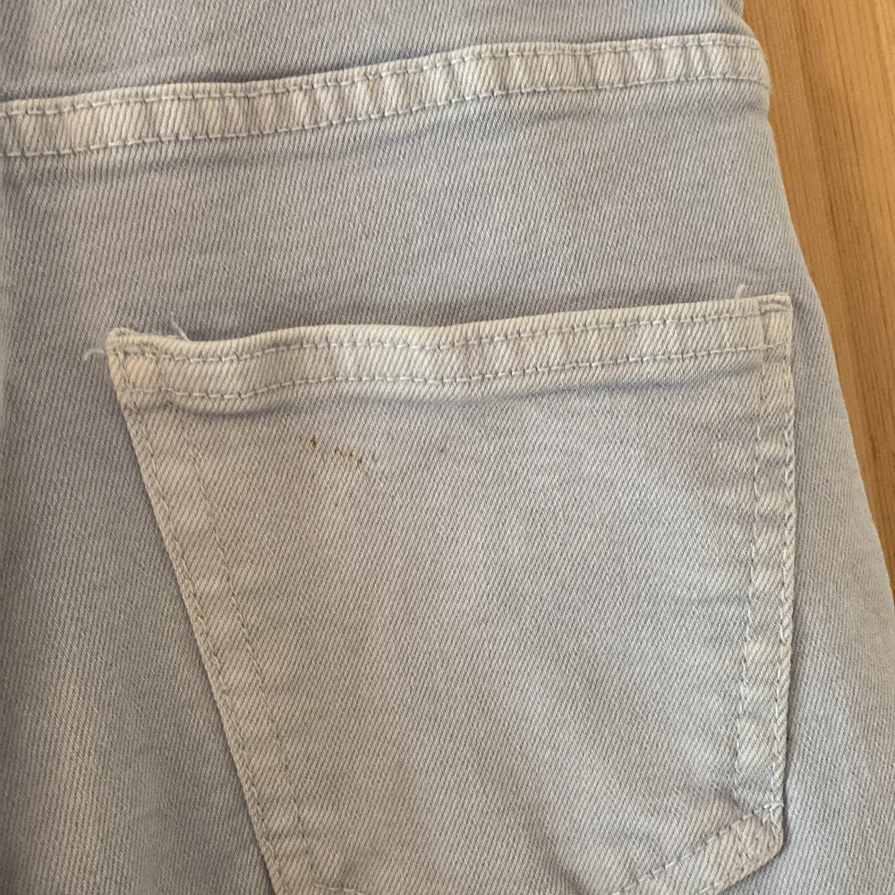 Säljer ett par loose jeans i okej skick. Har några ytliga fläckar på baksidan som jag tror bleknar eller försvinner i tvätten om man använder medel. därav det låga priset. . Jeans & Byxor.