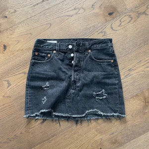 Leviskjol - Leviskjol i storlek 26🤍 TRYCK INTE PÅ KÖP NU!