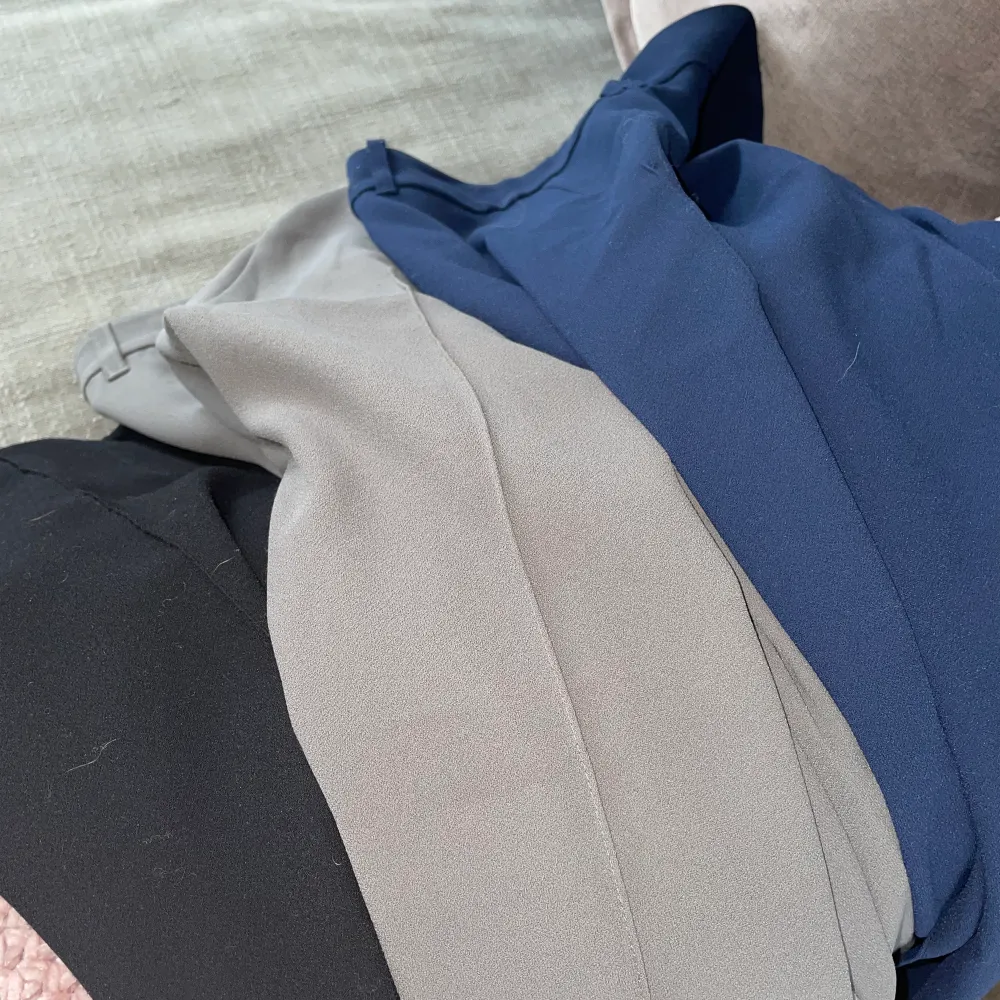 Finns i tre olika färger i samma modell och samma storlek (grön, marinblå och svart). Alla i storlek XS, 100 kr styck🤍. Jeans & Byxor.