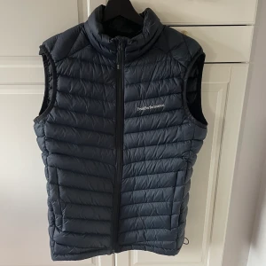 Peak performance väst - Säljer denna västen, använd Max 3 gånger så den är i nyskick.  Storlek M och den är tts.  Nypris runt 1700kr