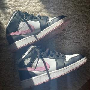 Säljer dessa as snygga Jordans som jag knappt använder till ett bra pris!❤️‍🔥