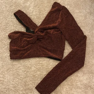 Bherska topp glittrig - Glittrig fest topp från bherska aldrig använd, Strl M men passar mer som S 