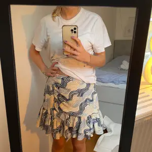Supersöt kjol med volanger från Gina Tricot i storlek 34🎀