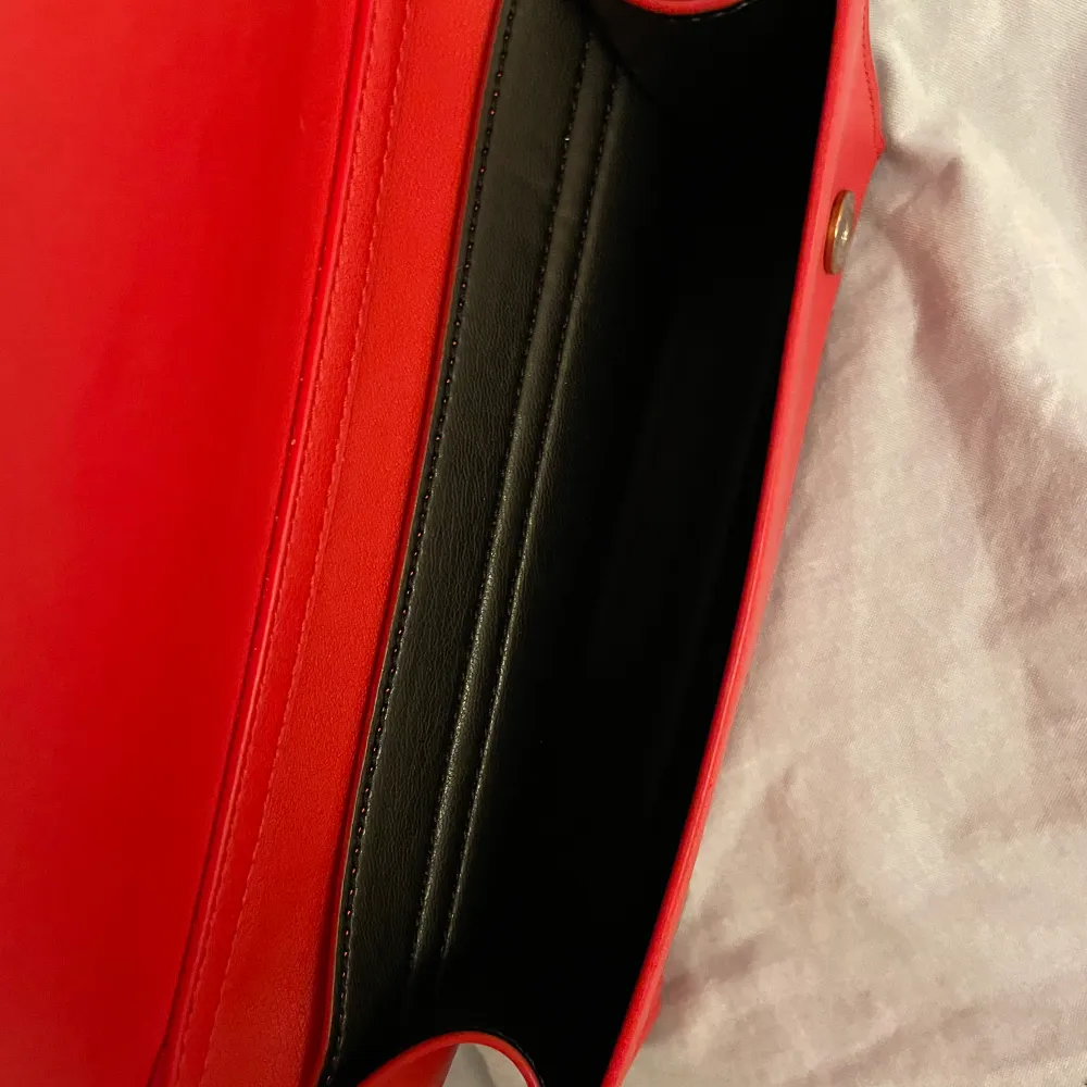 Röd Moschino väska med justerbar guldkedja (orginalpris 1100kr)❤️. Väskor.
