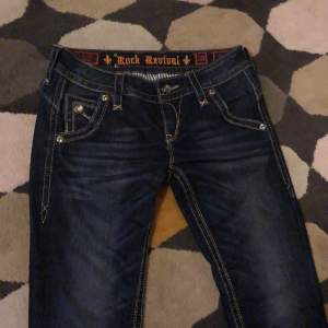 Rock revival jeans som är y2k stil i storlek 28(jag kan sänka priset)