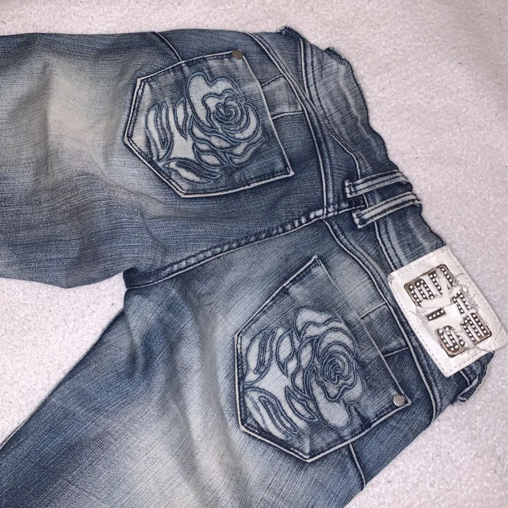 Säljer dessa lågmidjade jeans, skriv gärna om ni undrar något💓💓. Jeans & Byxor.