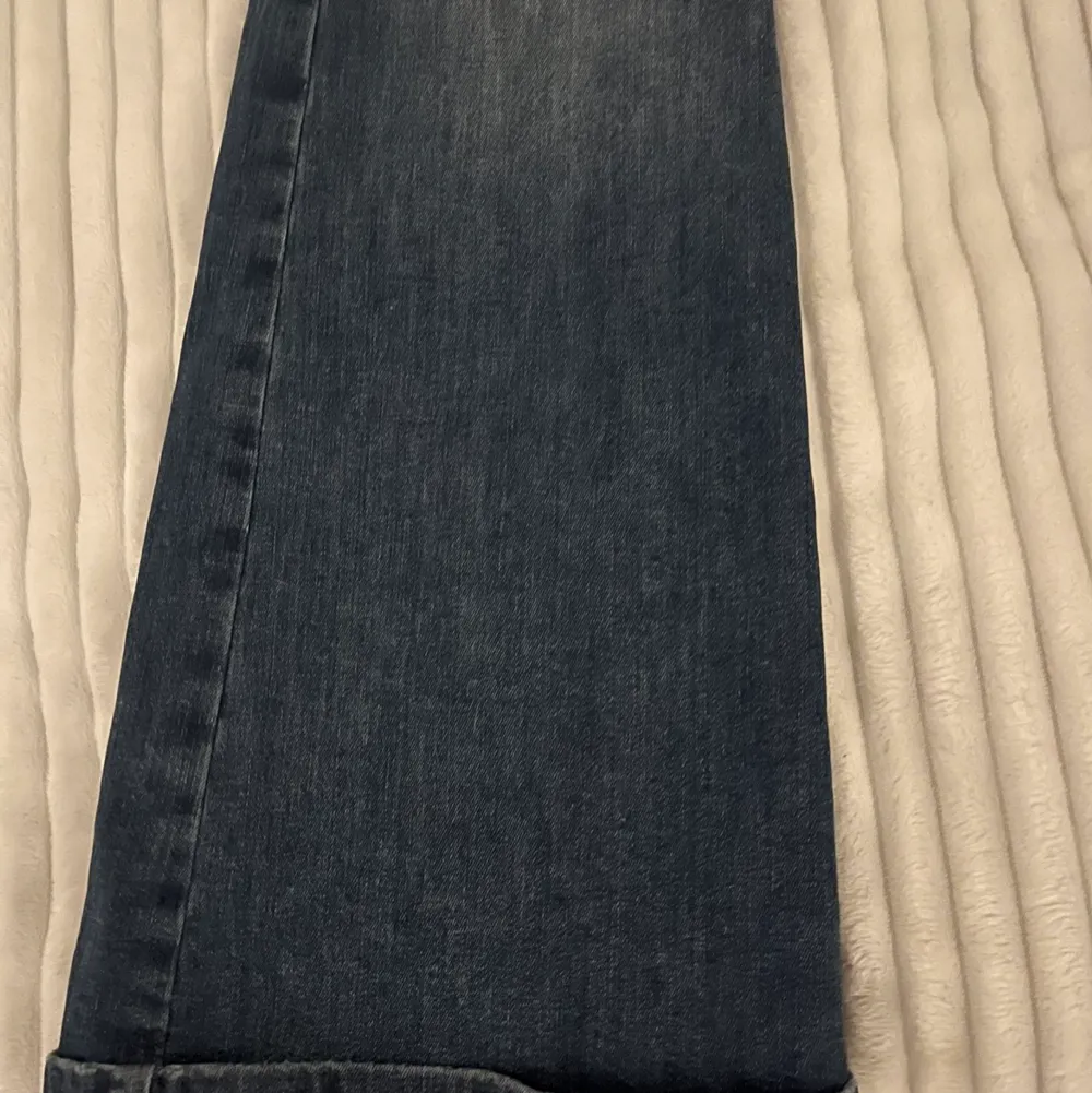 Ett par lågmidjade jeans med bootcut från veromoda❤️ bara andvänt ett fåtal gånger och i väldigt bra skick❤️ är storlek 28/32 men skulle säga att dom passar 34 då dom är väldigt stretchiga❤️. Jeans & Byxor.