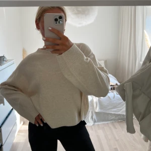 Stickad tröja  - Fin beige stickad tröja från vero Moda som är i jättebra skick eftersom att jag aldrig använt den. Jättefin modell.🫶🏻