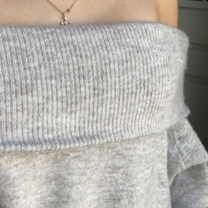Shoulder off Hm stickad tröja - Säljer denna som är väldigt populär just nu. Jag är Xs men använder denna i XL då storleken är liten. Viker up den den är lite för lång men dock är jag ganska kort. Inga defekter använd 3 ggr. Ej sticksig.