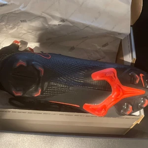 Fotbollsskor  - ALDRIG! använd De kostade runt 2000 när jag köpte det storlek 40 säljer det för 1250kr kan gå ner 