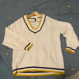 Stickad tröja - Säljer pga att det inte är min stil längre. bra skick! Köpt i H&M skriv för fler bilder om ni är intresserade 