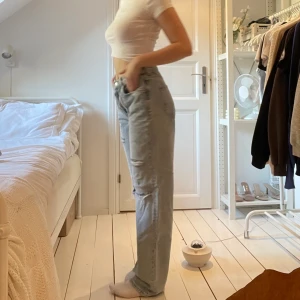 High Waist 90s jeans Gina Tricot  - I princip oanvända jeans från Gina tricot i storlek 40. Oversized fit och slitningar. Orginalpris 599kr