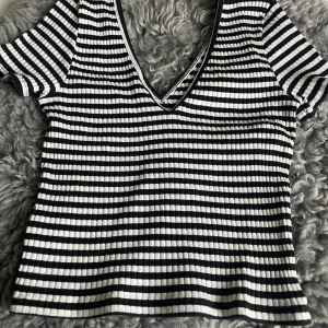 Gina tricot randig top - Fin tight kort top från Gina. Nyskick. 
