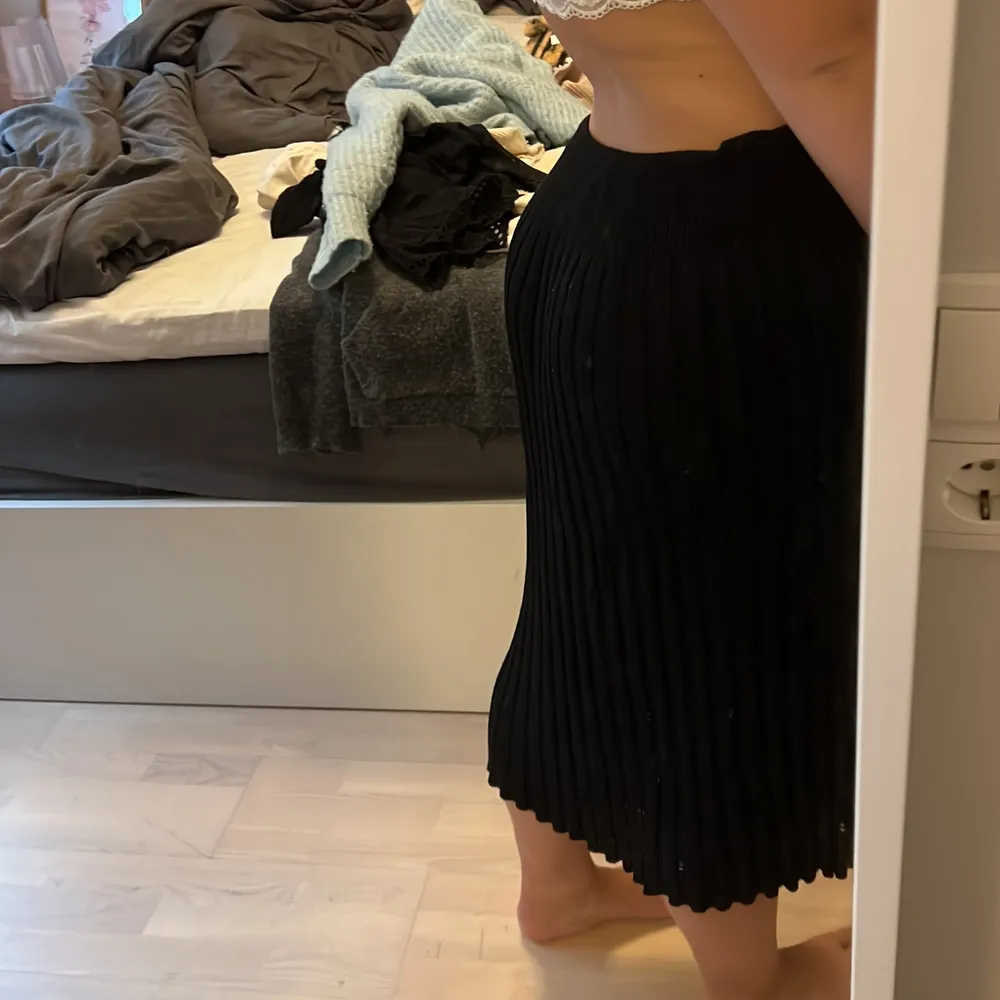Säljer min jätte fina svarta ribbstickade kjol, går att använda som lågmidjad också om man önskar det. Kjolen är insydd på ena sidan för att den ska vara mindre i midjan. Möts helst upp. Kjolar.